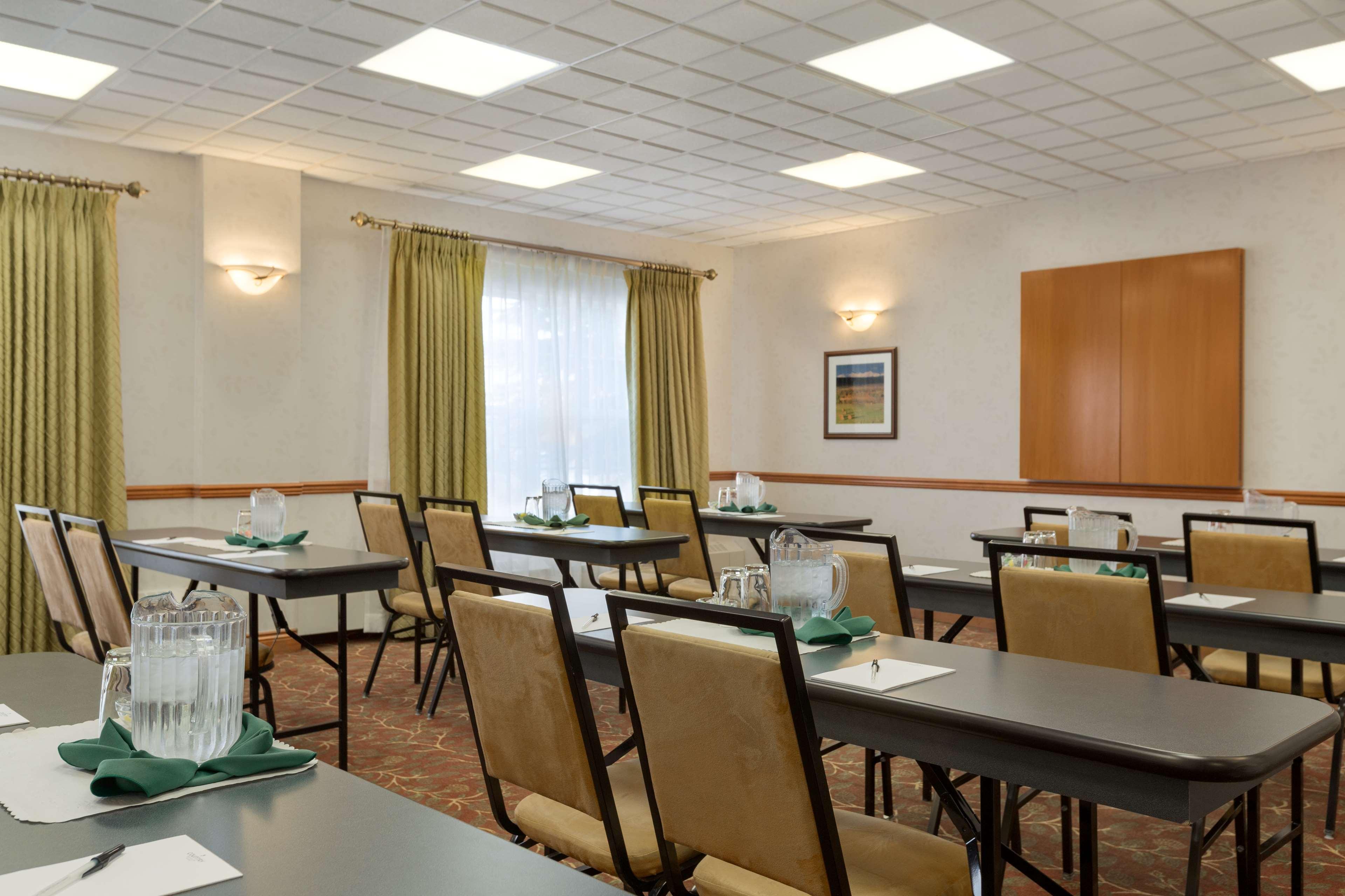 Country Inn & Suites By Radisson, Calgary-Northeast Экстерьер фото