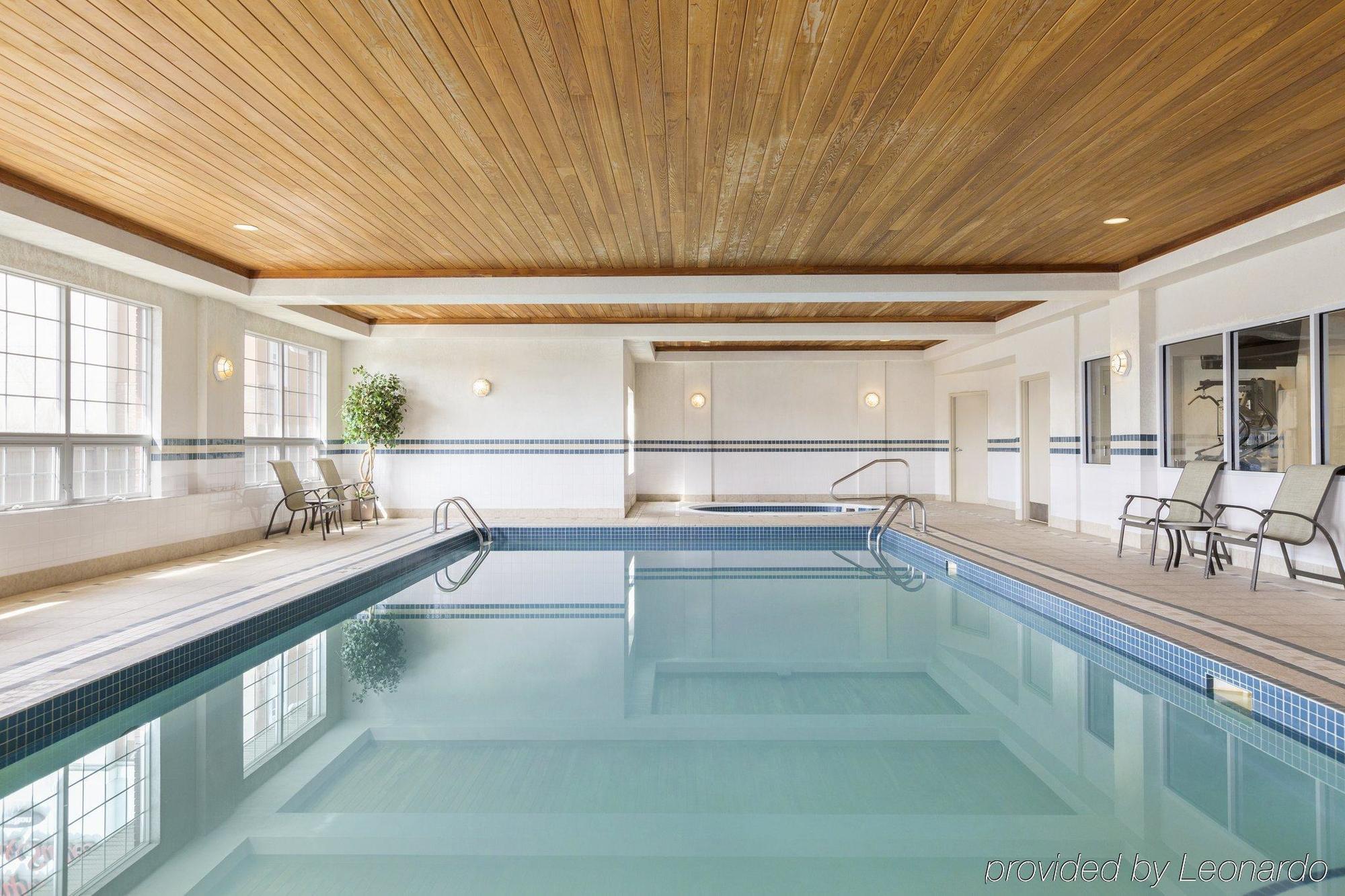 Country Inn & Suites By Radisson, Calgary-Northeast Экстерьер фото