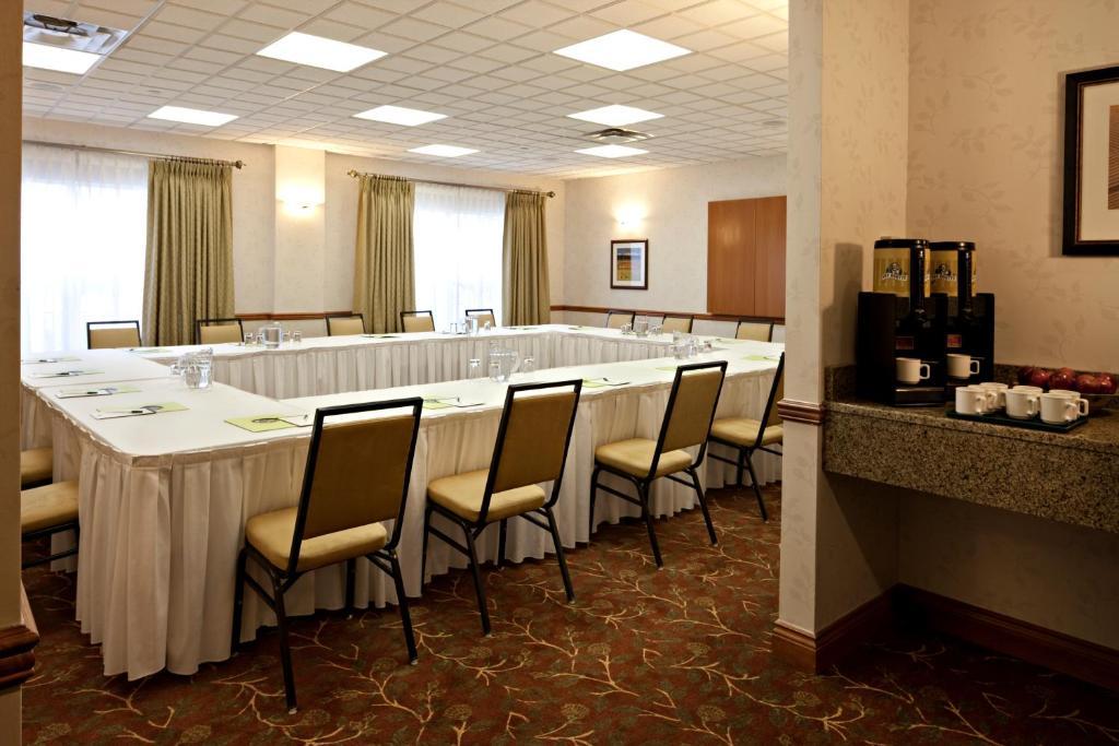 Country Inn & Suites By Radisson, Calgary-Northeast Экстерьер фото