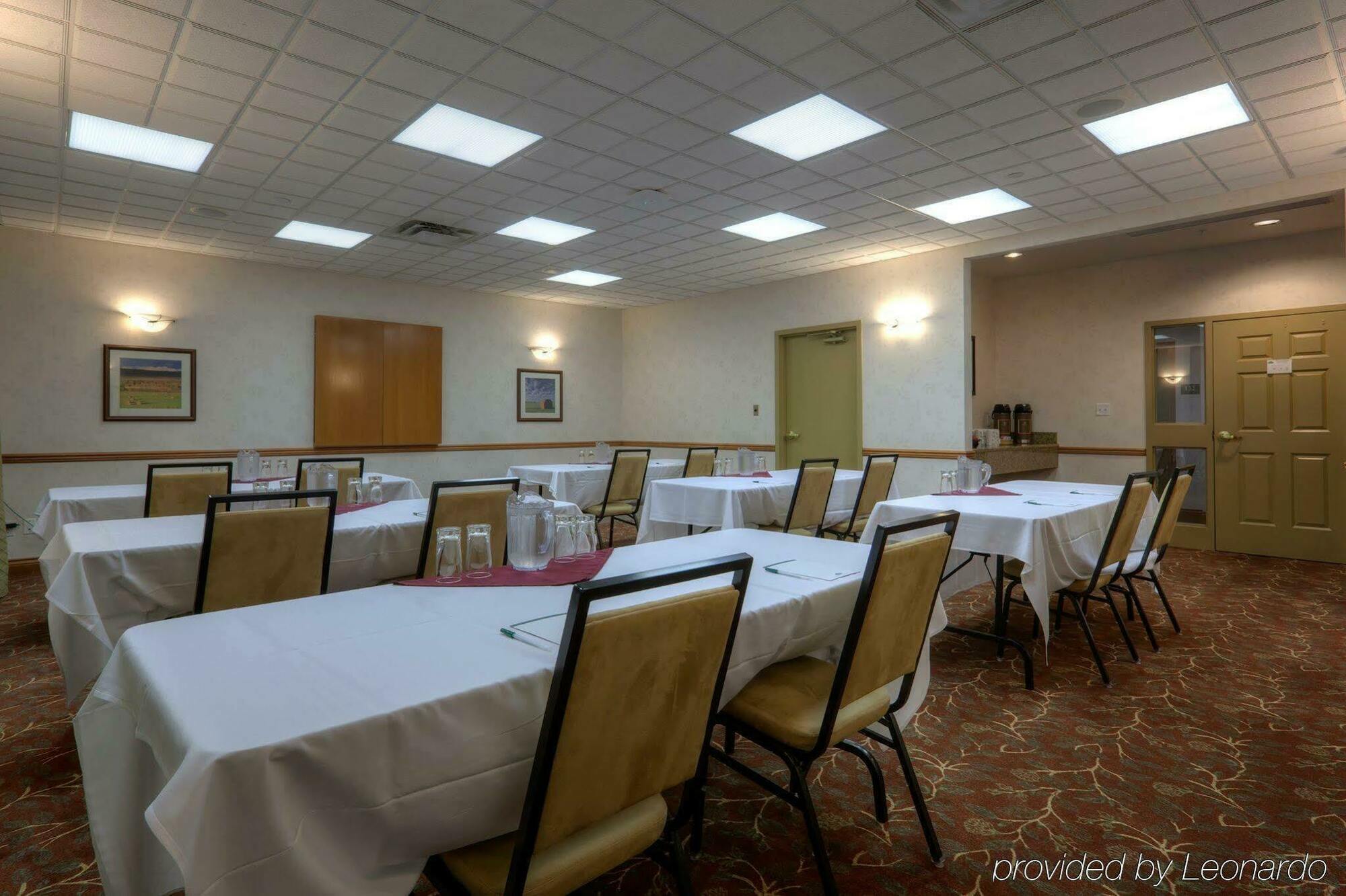 Country Inn & Suites By Radisson, Calgary-Northeast Бизнес фото